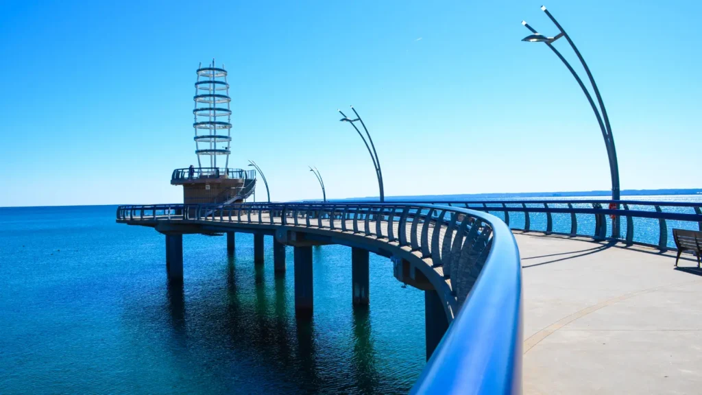 Scenic Burlington Waterfront in Ontario representing trusted mortgage solutions from Cashin Mortgages, including mortgage services, refinancing, mortgage renewal, debt consolidation, reverse mortgages, and personal loans.
